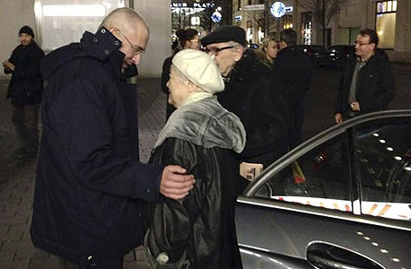 מיכאיל חודורקובסקי ואמו מרינה אחרי שחרורו ברלין, צילום: איי אף פי