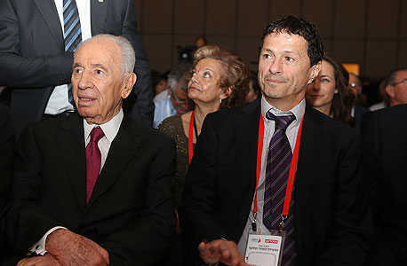 מימין: אנג'ל ונשיא המדינה, שמעון פרס