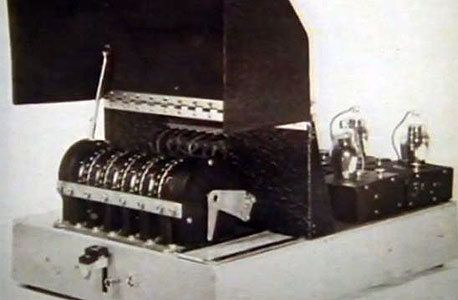 מכונת "דלילה" לפענוח צופן, אותה המציא טיורינג