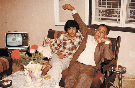 1982. איברהים בשיר, בן 16, עם אביו עארף בביתם באום אל-פחם, צילום רפרודוקציה: גיל נחושתן