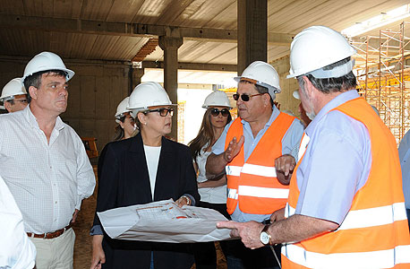 המתחרה ליאורה עופר באתר הבנייה של גרנד קניון בבאר שבע במאי 2011. "הגודל שלה טוב לנו"