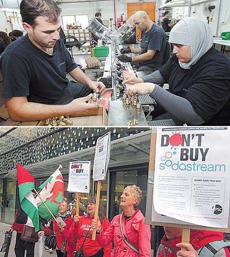 עובדי המפעל במישור אדומים (למעלה) והפגנות מול החנות באנגליה. "יש נגדנו חרמות ענקיים בכל העולם", צילום:בלומברג, CC by Palestine Solidarity Campaign