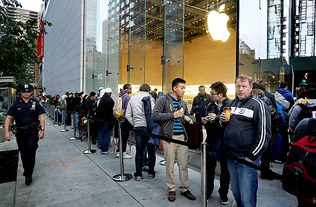 תור למכירת אייפון 5 עם ההשקה בניו יורק, בשנה שעברה. "אם מוצר של אפל הוא פחות ממושלם זה יוצר סקנדל ענק ופאניקה. אפל צריכה להיות מרוצה מזה"