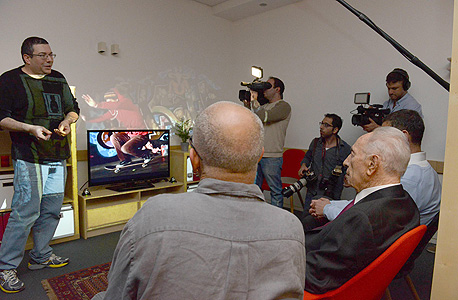 הנשיא פרס צופה בהדגמת הטכנולוגיה, צילום: מארק ניימן, לע"מ