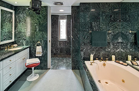 אחד מ-3.5 חדרי האמבטיה, צילום: Douglas Elliman