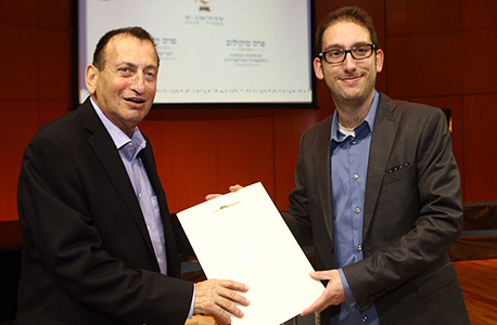מימין: כתב "כלליסט", שאול אמסטרדמסקי וראש עיריית תל אביב, רון חולדאי, צילום: אוראל כהן