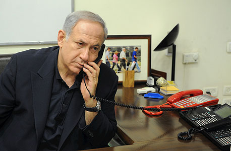 בנימין נתניהו מדבר ב טלפון, צילום: משה מילנר, לע"מ