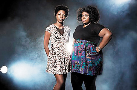 ניקול באייר (מימין) וסשיר זאמאטה. על סקס וכסף ניקול באייר (מימין) וסשיר זאמאטה. על סקס וכסף