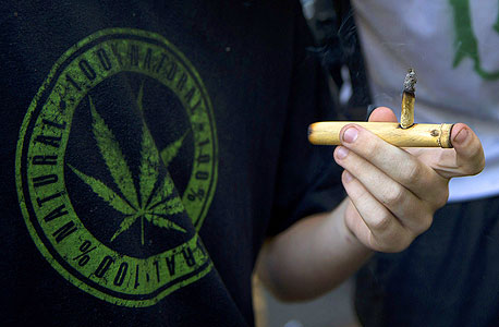 צעיר מעשן מריחואנה בארה"ב (ארכיון), צילום: איי אף פי