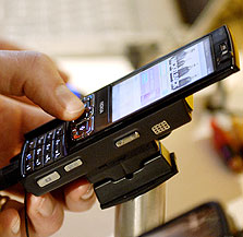 האם מותר לשוטר לקרוא הודעות SMS?, צילום: בלומברג