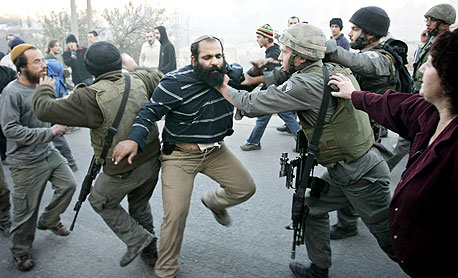 חיילים ומתנחלים היום בחברון