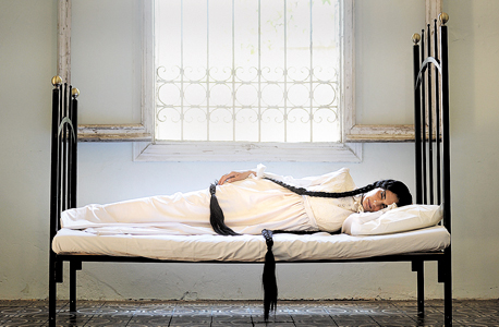 "אשה ללא בית 2014", וידיאו של ראידה אדון. מתוך התערוכה בשנקר 