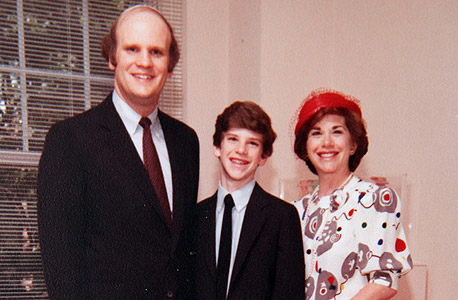 1984. מייקל אייזנברג, בן 13, עם הוריו בארי ודבי בדירתם במנהטן, צילום רפרודוקציה: עמית שעל