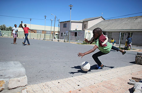 ילדים משחקים כדורגל באפריקה. אלפי ילדים אפריקאים הולכים לאיבוד באירופה לאחר שהבטיחו להם "מבחן" באחת מקבוצות הכדורגל באירופה
