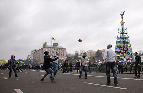 כדורגל רחוב באוקראינה. "השחקנים החדשים שלמים אבל לא ממזרים", צילום: רויטרס
