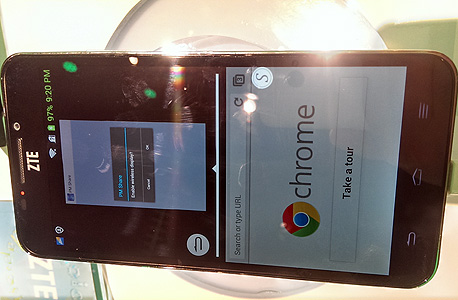 כמו כן, ניתן בקלות לפצל את המסך לשתי אפליקציות, צילום: הראל עילם