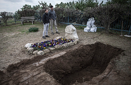 חלקת הקבר בגבעת הכלניות שם ייטמן מחר אריאל שרון לצד אשתו לילי