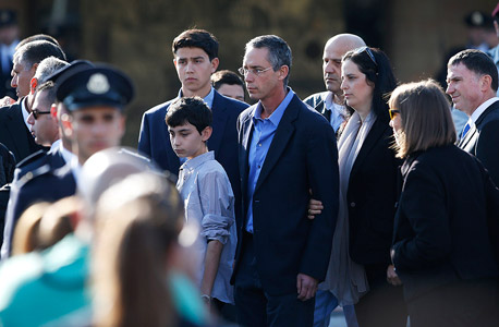 הבן גלעד עם ילדיו ואשתו ענבל בטקס ברחבת הכנסת, צילום: רויטרס