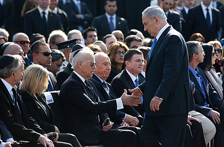 בנימין נתניהו לוחץ את ידו של סגן נשיא ארה"ב ג'ון ביידן בטקס האשכבה