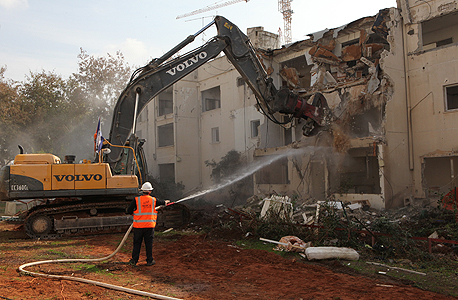 הריסת מבנים ישנים במסגרת "פינוי בינוי בשכונת "נווה שרת" בתל אביב