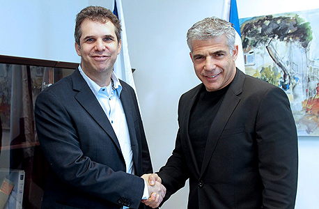 שר האוצר יאיר לפיד (מימין) ומנכ"ל גוגל ישראל מאיר ברנד. ההכנסות החד פעמיות שימשו לצמצום הגירעון