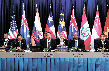 מנהיגי מדינות ה־TPP נפגשים ב־2011 בהוואי. פרק הקניין הרוחני נחשף רק בנובמבר