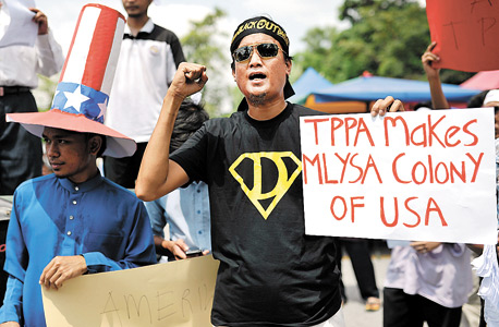 מפגין במלזיה נגד ההסכם (ארכיון), צילום: איי אף פי