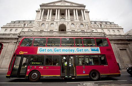 אוטובוס בלונדון עם פרסומת לוונגה, צילום: בלומברג