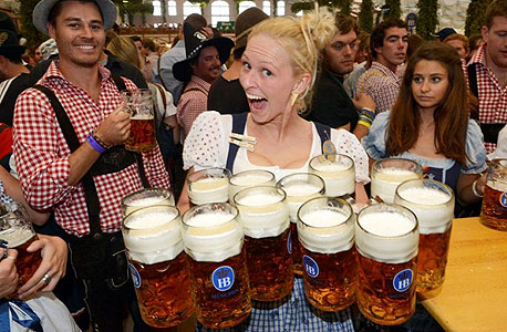 אוקטוברפסט במינכן. איך אומרים "בירה בבקשה"? 