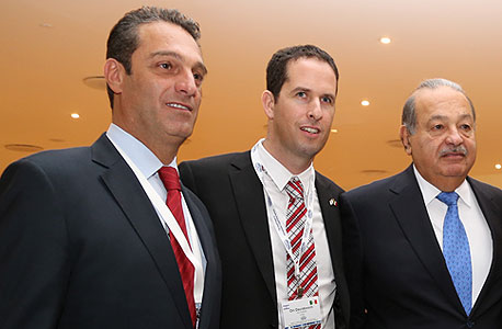 קרלוס סלים (מימין) המשנה למנכ"ל GSTAT אורי דוידוביץ' וקרלוס סלים ג'וניור, צילום: בלומברג