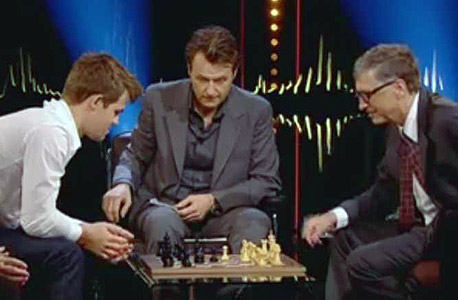 מגנוס קארלסן (משמאל) שחמט ביל גייטס 