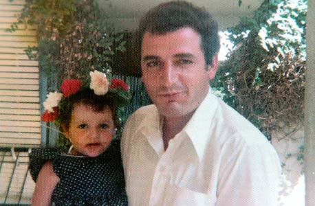 1975. גל נאור בזרועות אביה יצחק תשובה במסיבת יום הולדת שנתיים בגן בנתניה