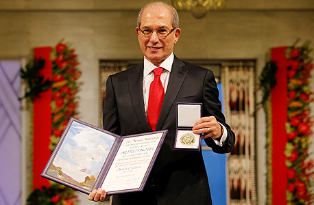 ראש הארגון למניעת הפצה של נשק כימי אחמט אוזומקו מקבל את פרס נובל לשלום לשנת 2013. גורם המקורב לאו"ם: "אליוט תרם יותר", צילום: אי פי איי