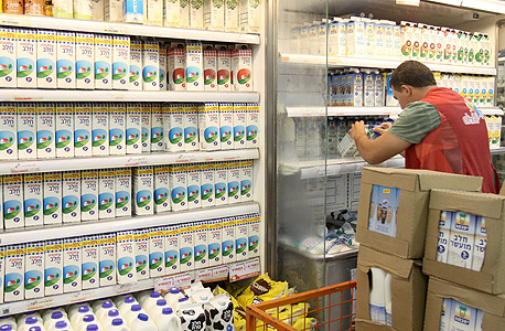 סידור מדף חלב בסופרמרקט. תנובה מחזיקה ב־70% מענף החלב, צילום: אריאל בשור