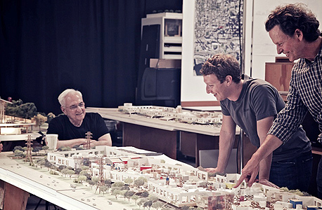 מארק צוקרברג (מימין) והאדריכל פרנק גרי בוחנים את משרדי פייסבוק החדשים. ב-2015 תצטרף אליהם העיר, צילום: בלומברג