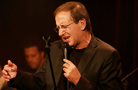 יגאל בשן בהופעה. הקהל נמס מכל מחווה ואנקדוטה