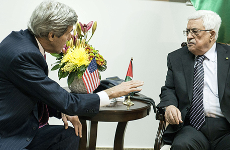 יעד לריגול. מזכיר המדינה האמריקאי, ג'ון קרי בפגישה עם אבו מאזן, ראש הרש"פ