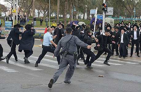 חרדים מפגינים באשדוד, צילום: אבי רוקח