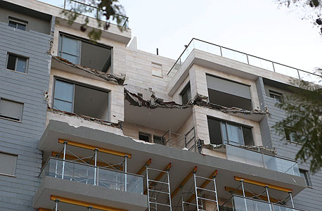 המרפסת שקרסה בדירת הזוג לוינגר בבניין של גינדי השקעות בחדרה. דורשים החזר התשלום על הדירה ופיצוי נוסף 