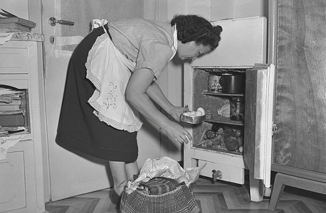 מטבח אופייני ב־1949. מוקם ליד הכניסה כדי להקל בפריקת המצרכים, צילום:  בראונר טדי - לע"מ