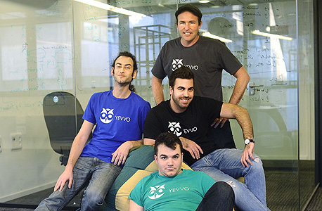 בן רובין (במרכז, בחולצה ירוקה) ומייסדי yevvo