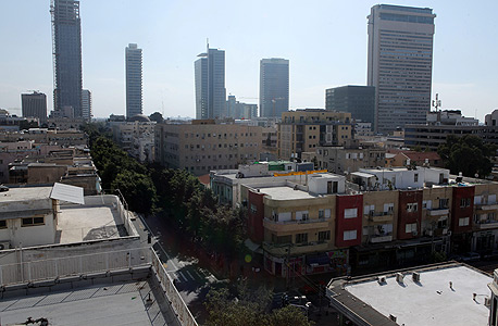 בנייני מגורים ועסקים באזור רחוב אלנבי בתל אביב. 3,000 דירות חדשות בשנה ישמרו את המצב בו הביקוש עולה על ההיצע