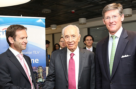 מימין:  מייק קורבט מנכ"ל citi העולמי, הנשיא שמעון פרס וניל קורני מנכ"ל citi ישראל