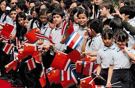 ילדים ממתינים לפמליית נשיא סין, בחודש שעבר בסן חוזה הבירה