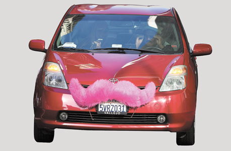 מכונית של Lyft בסן פרנסיסקו. שירות הסעות מסודר