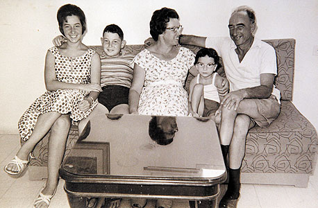 1963. אסתר לבנון, בת 17 (משמאל), עם אביה המאמץ אברהם אהרנברג, אמה רבקה, אחיה שוקי ואחותה הדס