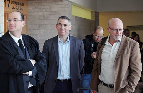 לני סקסטין (מימין), ראל גודמן ועו"ד זוהר לנדה המייצג את כרמית. סקסטין חילק שוקולד 