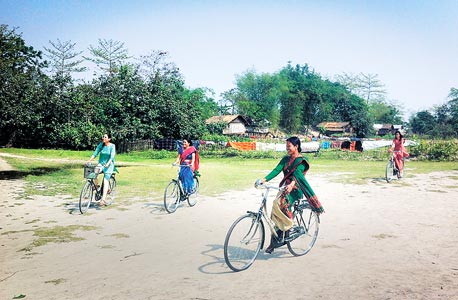  נשות שבט המישינג עם הרכישות מבנק האופניים. אופניים בלי רמה, בתנאי מימון נוחים במיוחד, מאפשרים לנשים ניידות שלא היתה להן עד היום