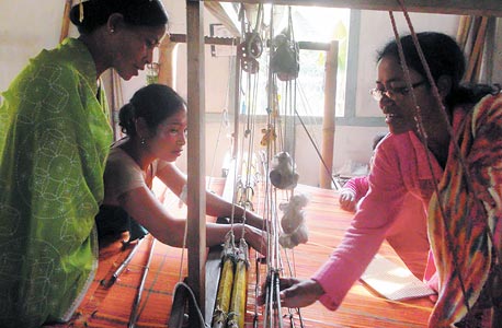 נשים מועסקות במפעל טקסטיל בהודו (ארכיון)