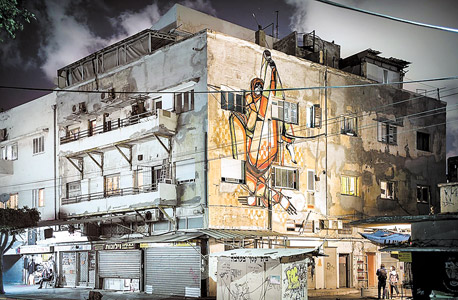 ציור הקיר שעשה אמוס על בית הגלריה ברחוב העלייה בתל אביב. עובד בלי אסיסטנטים